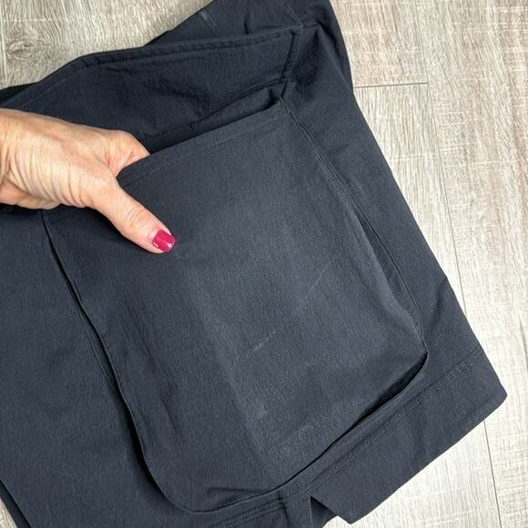 LULULEMON Black Relaxed Fit Super High-Rise Cargo Short Women’s - Picture 6 of 7